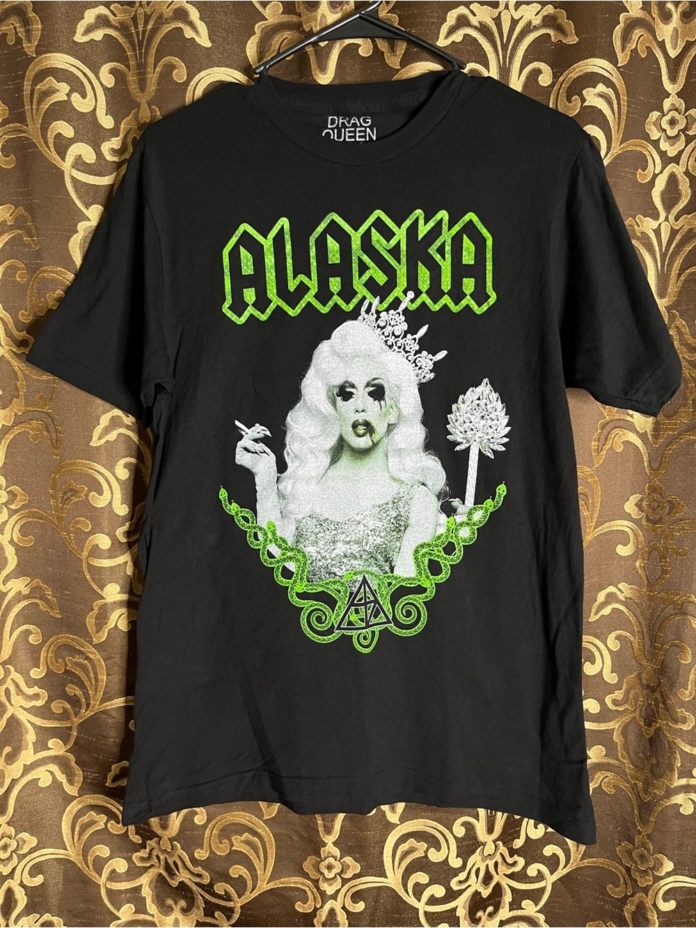 DRAGQUEENMERCH Alaska Drag Race Men’s T-shirt Size M
